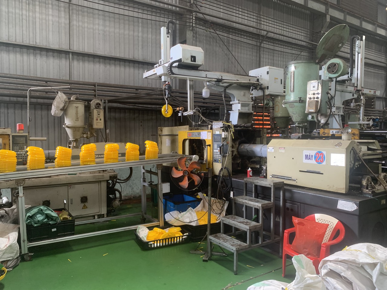 Plastic robotic injection molding machine 1.jpg